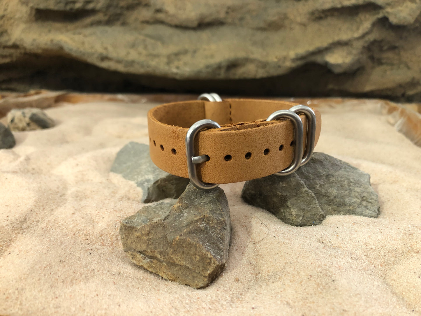 The Buck Z5™ | Tan Grain | One-Piece | Leather | Brushed Hardware